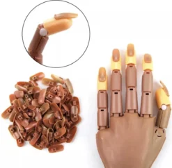Merkloos Nailtrainer – Nail Practice Hand – Oefenhand Nagelstyliste (incl. 100 Oefen Nagels!) -Poeder and Foundation Winkel 1200x1177