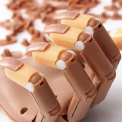 Merkloos Nailtrainer – Nail Practice Hand – Oefenhand Nagelstyliste (incl. 100 Oefen Nagels!) -Poeder and Foundation Winkel 1200x1194 5