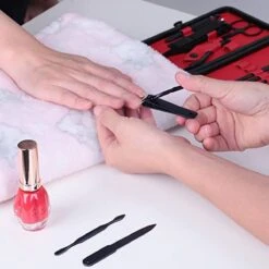 In Round Nagelset 16-delig Met Etui – Manicure Set – Pedicure Set - Staal – Zwart / Rood – Nagelsetje – Nagel Knipper – Nagelknipper – Manicureset – Nagelschaar – Pedicureset – Nagelverzorging – Nageltang – Nail Clipper -Poeder and Foundation Winkel 1200x1200 199