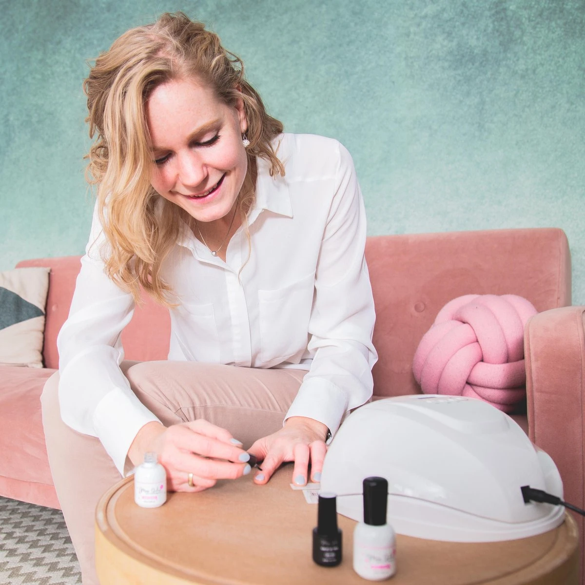 Miss Jules - Complete Gellak Starterspakket - Kleur 3 X Roze - Glanzend & Dekkend Resultaat - Inclusief UV/LED Lamp & Instructievideo (NL) 8 Miss Jules - Complete Gellak Starterspakket - Kleur 3 X Roze - Glanzend & Dekkend Resultaat - Inclusief UV/LED Lamp & Instructievideo (NL) - Afbeelding 8