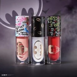 Makeup Revolution X Harley Quinn™ - What You Think I’m A Doll? Lip Gloss 5 Makeup Revolution X Harley Quinn™ - What You Think I’m A Doll? Lip Gloss -Poeder and Foundation Winkel 1200x1200 559