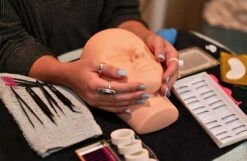 Merkloos Wimper Trainings Set Wimperuitbreidingskit Schoonheidsspecialiste Benodigdheden Mannequin -Poeder and Foundation Winkel 1200x784 3