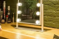 United Entertainment - Hollywood Spiegel Met 12 LEDs - 36x47,5 Cm - Wit 11 United Entertainment - Hollywood Spiegel Met 12 LEDs - 36x47,5 Cm - Wit -Poeder and Foundation Winkel 1200x799 6