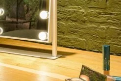 United Entertainment - Hollywood Spiegel Met 12 LEDs - 36x47,5 Cm - Wit 12 United Entertainment - Hollywood Spiegel Met 12 LEDs - 36x47,5 Cm - Wit -Poeder and Foundation Winkel 1200x800 24