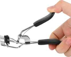 INTER-ESQUE® Wimperkruller Met Kam - Eyelash Curler + 5x Gratis Extra Siliconen Pad - Zwart/Zilver -Poeder and Foundation Winkel 1200x955 3