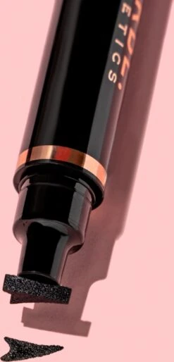 MARBL. Cosmetics - Easy Wing - Eyeliner Stempel - 8mm - Waterproof - Vlekproof - Vegan - Dierproefvrij 15 MARBL. Cosmetics - Easy Wing - Eyeliner Stempel - 8mm - Waterproof - Vlekproof - Vegan - Dierproefvrij -Poeder and Foundation Winkel 577x1200 1