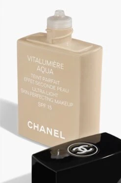 Chanel Vitalumiere Aqua Foundation - 30 Beige - SPF15 - 30 Ml 18 Chanel Vitalumiere Aqua Foundation - 30 Beige - SPF15 - 30 Ml -Poeder and Foundation Winkel 800x1200