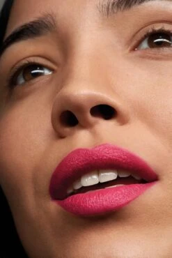 Rimmel London Lasting Finish Extreme Lippenstift - Buzz'n 130 -Poeder and Foundation Winkel 801x1200 6